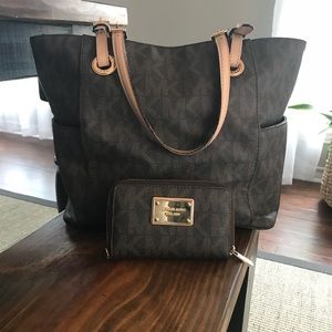 Michael Kors purse 👛 with matching wallet!